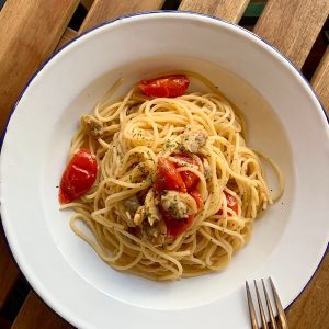 Spaghetti alle Vongole ( Spaghetti w/ Clam Meat, Cherry Tomato, Garlic & White Wine )